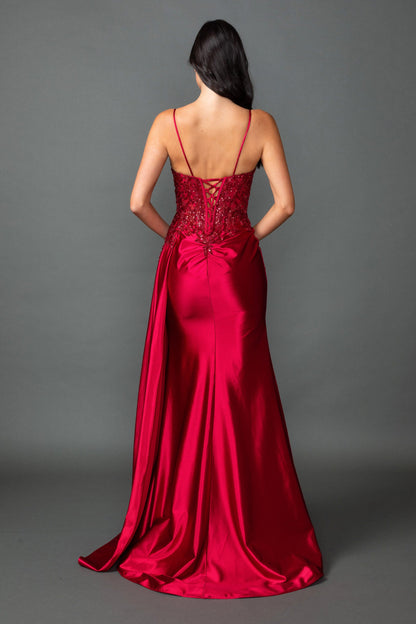 Robe de bal à fines bretelles et corsage orné d'appliques à sequins