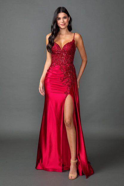 Robe de bal à fines bretelles et corsage orné d'appliques à sequins
