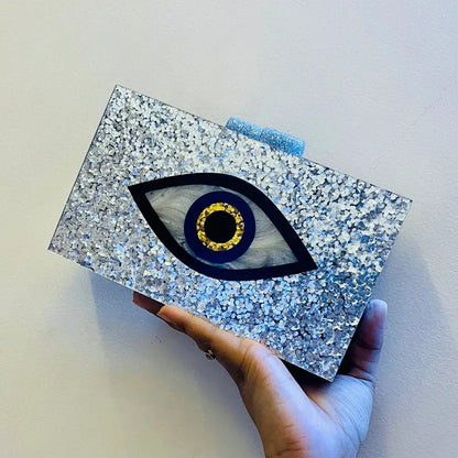 Pochette œil porte-bonheur argentée