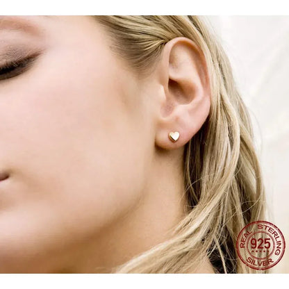 Boucles d'oreilles clous petites cœurs unies en argent sterling 925 | Bijoux fins minimalistes