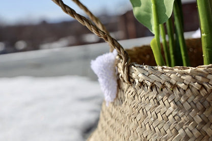 Bomba - Panier en jonc de mer avec pompons blancs