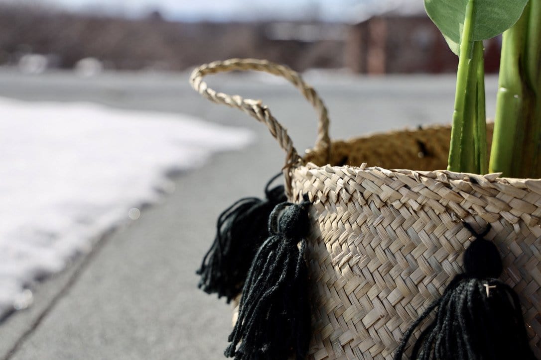 Vienne - Panier en jonc de mer avec pompon noir