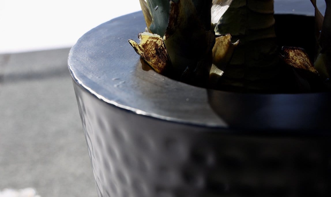Mesa - Pot de fleurs noir en laiton (plusieurs tailles)