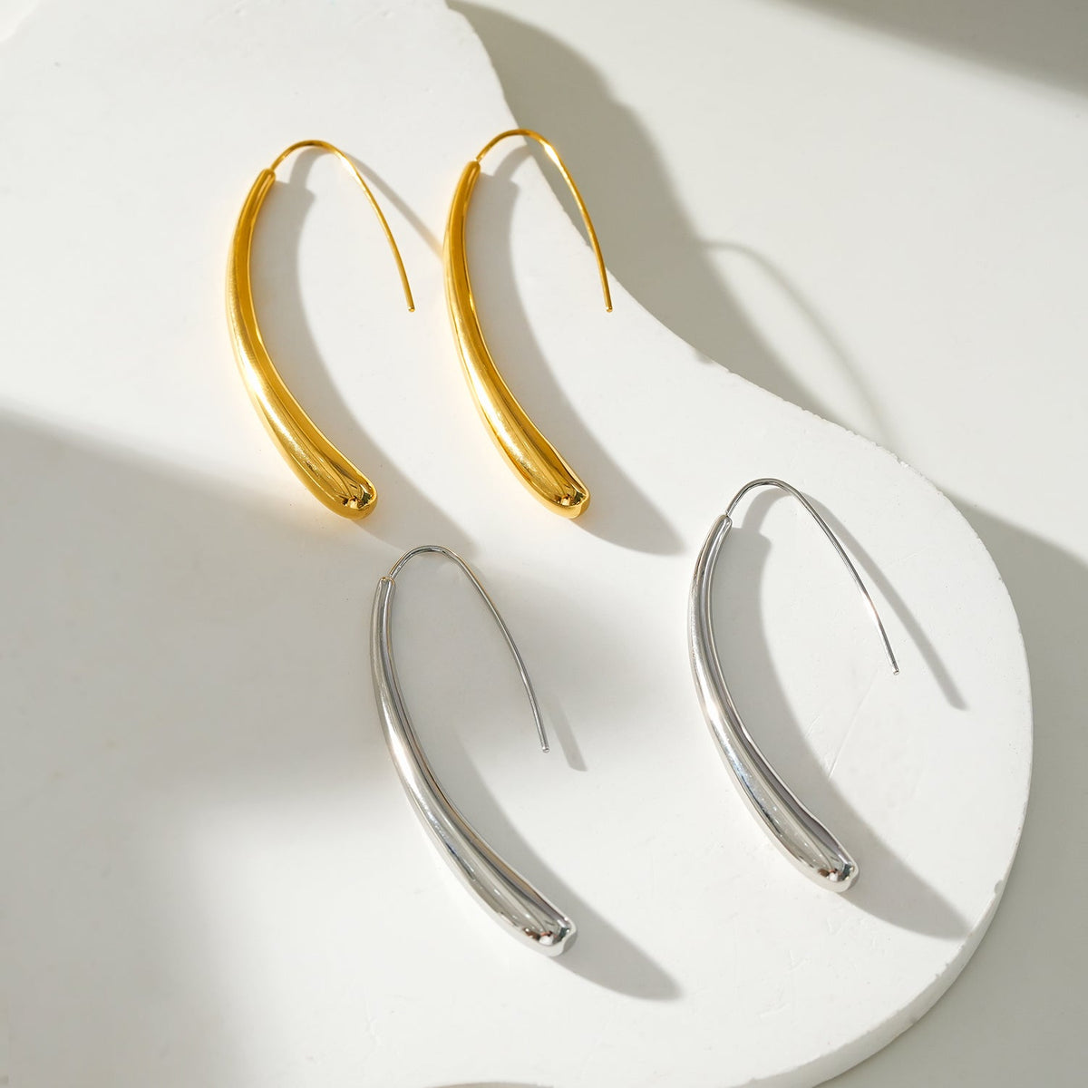 Style ADARA Or : Élégance Abstraite. Boucles d'Oreilles Géométriques Avant-Gardistes