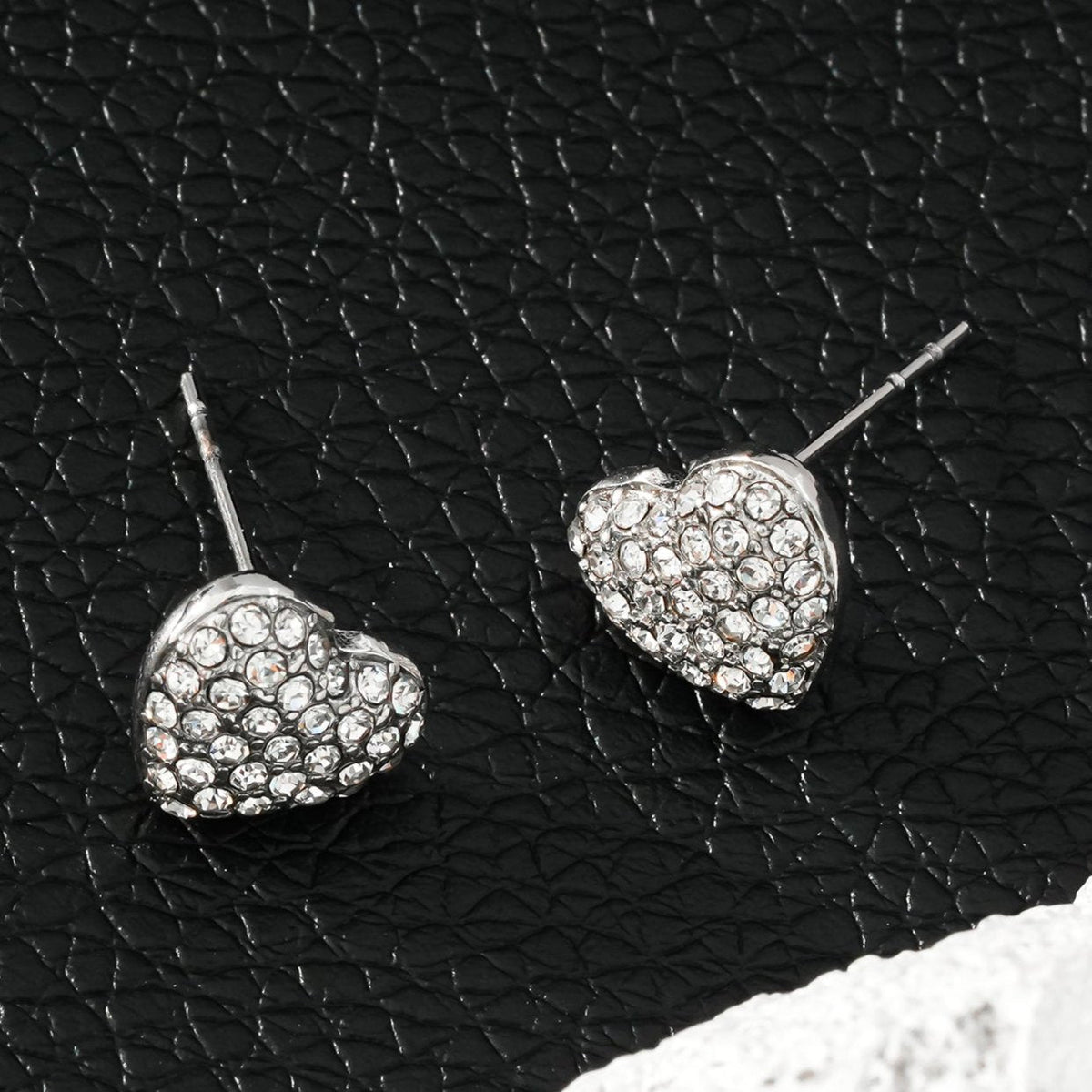ADORE Or blanc (ton argenté) : Clous d'oreilles en forme de cœur sertis de zircons cubiques (CZ) - Déclaration d'amour