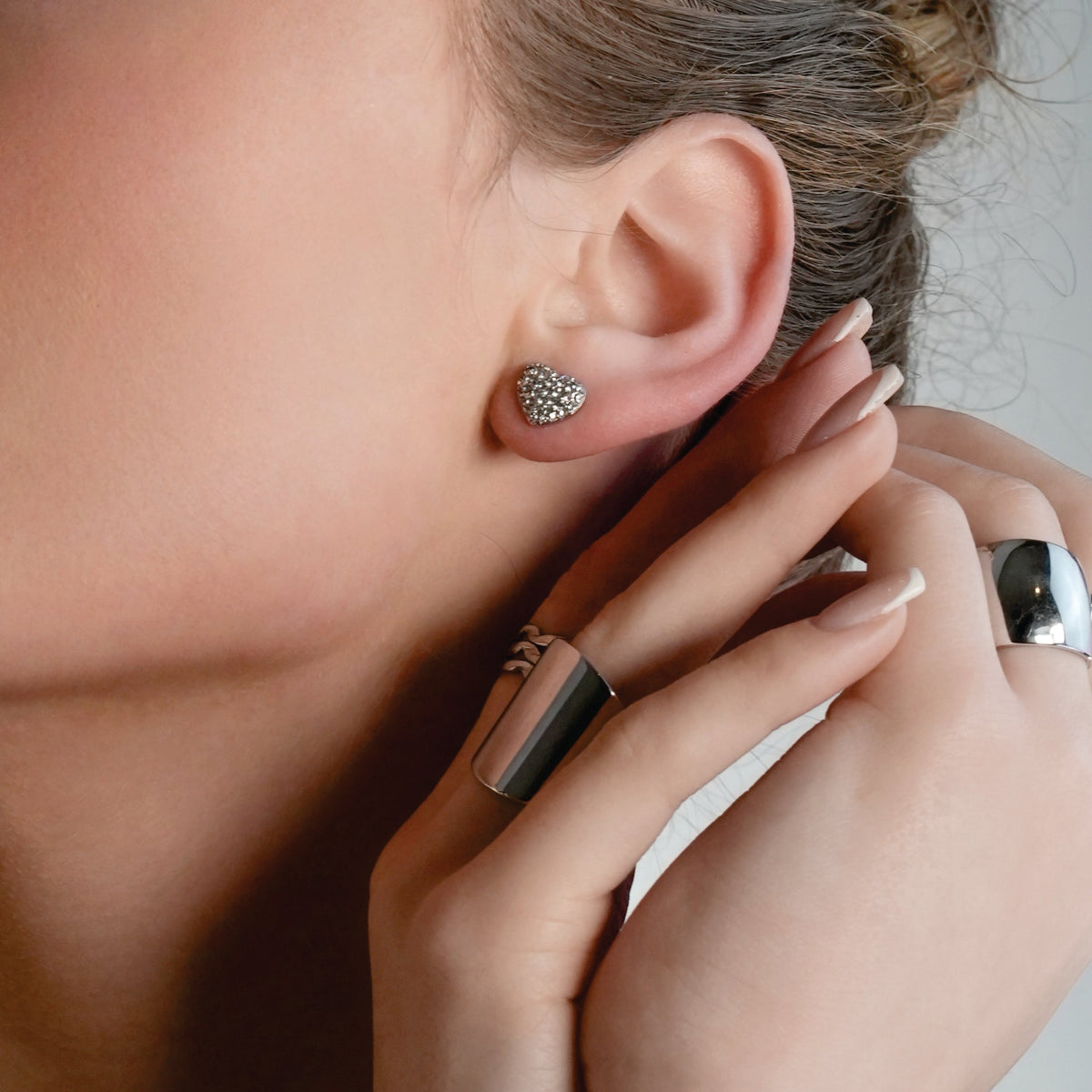 ADORE Or blanc (ton argenté) : Clous d'oreilles en forme de cœur sertis de zircons cubiques (CZ) - Déclaration d'amour