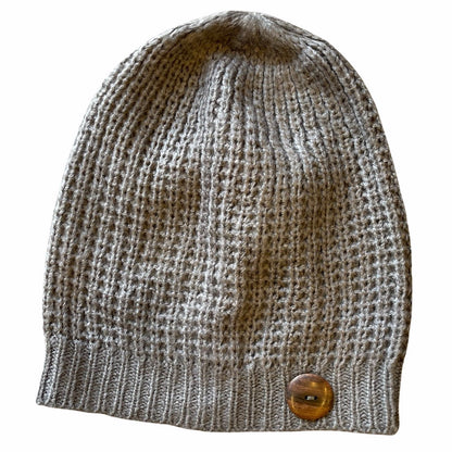 Bonnet en tricot simple avec bouton