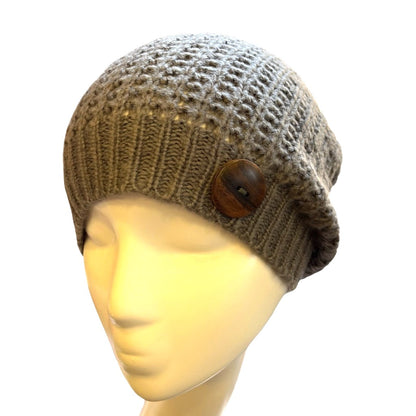 Bonnet en tricot simple avec bouton