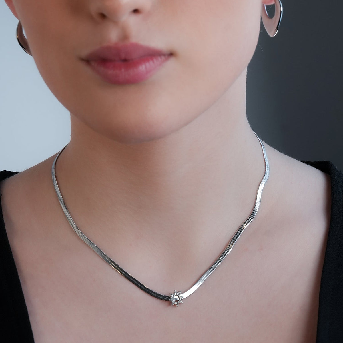 AGULHAS Or Blanc (Ton Argent) : Élégance Céleste - Collier Chaîne Peau de Serpent avec Pendentif Étoile Incrusté de Zirconium