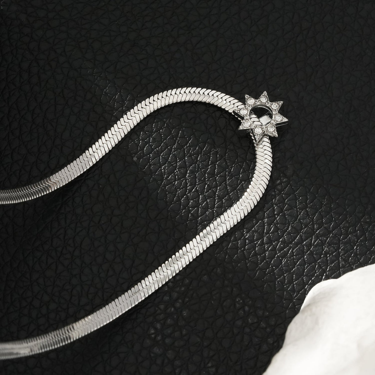 AGULHAS Or Blanc (Ton Argent) : Élégance Céleste - Collier Chaîne Peau de Serpent avec Pendentif Étoile Incrusté de Zirconium