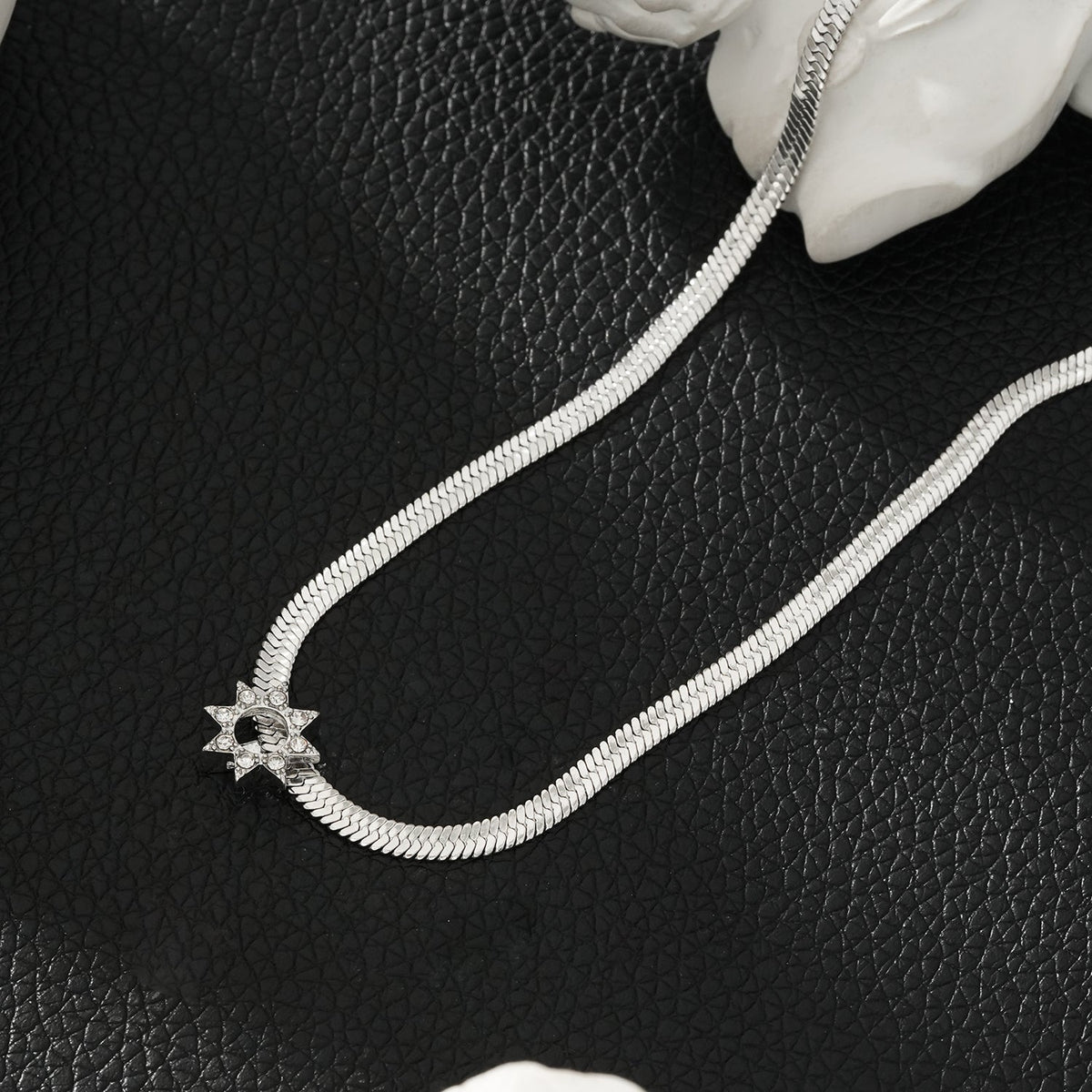 AGULHAS Or Blanc (Ton Argent) : Élégance Céleste - Collier Chaîne Peau de Serpent avec Pendentif Étoile Incrusté de Zirconium