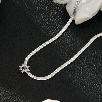 AGULHAS Or Blanc (Ton Argent) : Élégance Céleste - Collier Chaîne Peau de Serpent avec Pendentif Étoile Incrusté de Zirconium