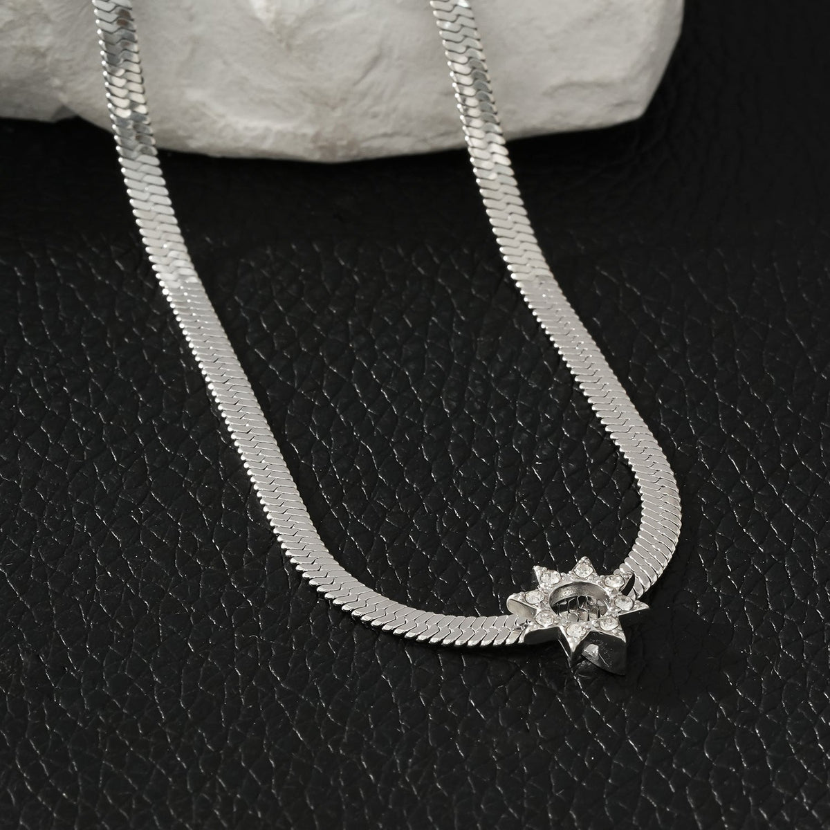 AGULHAS Or Blanc (Ton Argent) : Élégance Céleste - Collier Chaîne Peau de Serpent avec Pendentif Étoile Incrusté de Zirconium