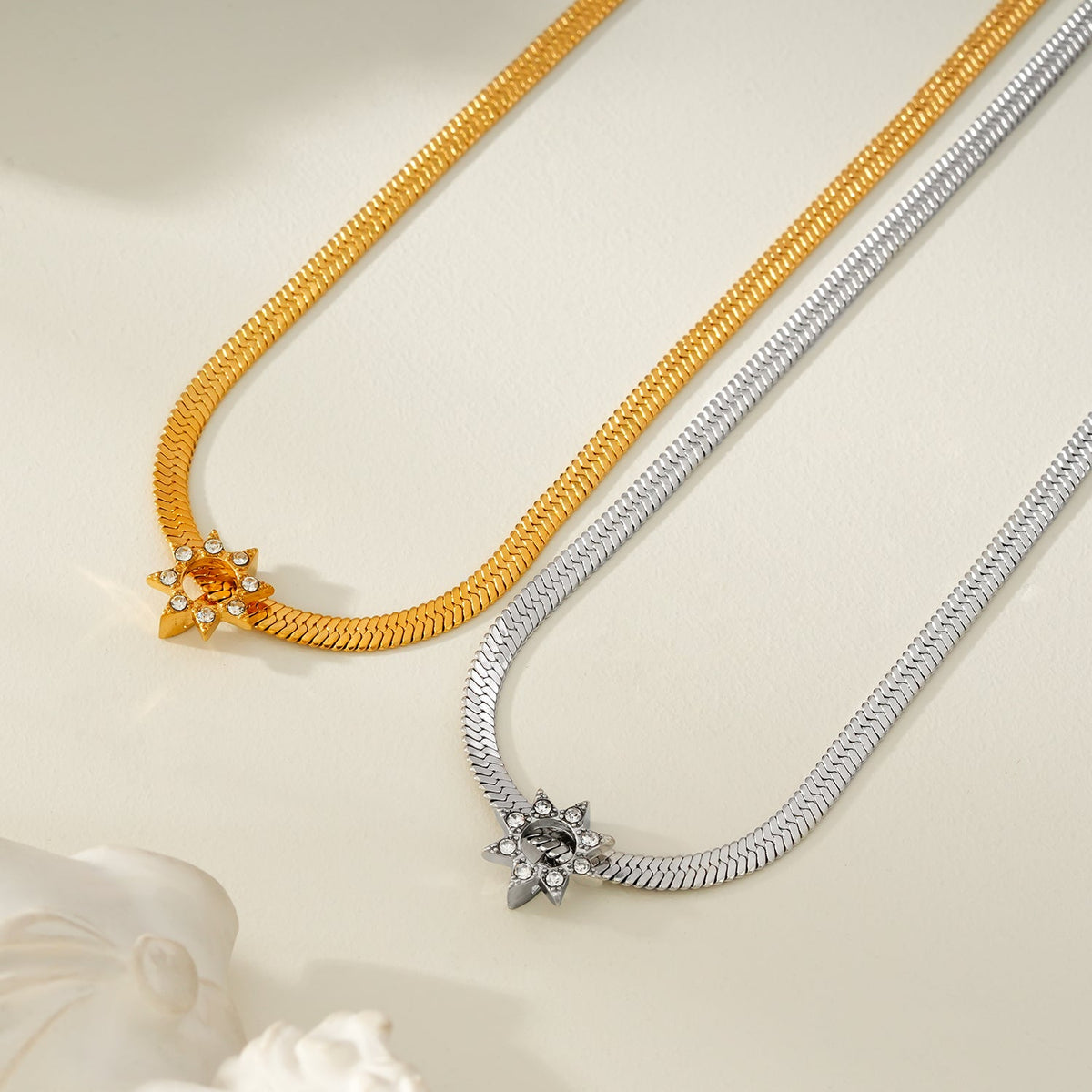 AGULHAS Or Blanc (Ton Argent) : Élégance Céleste - Collier Chaîne Peau de Serpent avec Pendentif Étoile Incrusté de Zirconium