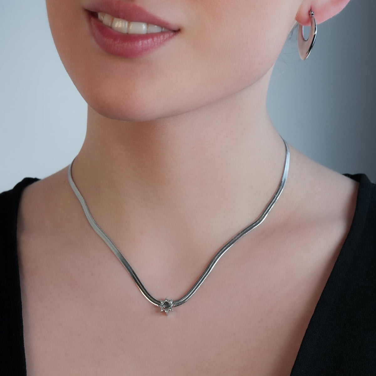 AGULHAS Or Blanc (Ton Argent) : Élégance Céleste - Collier Chaîne Peau de Serpent avec Pendentif Étoile Incrusté de Zirconium