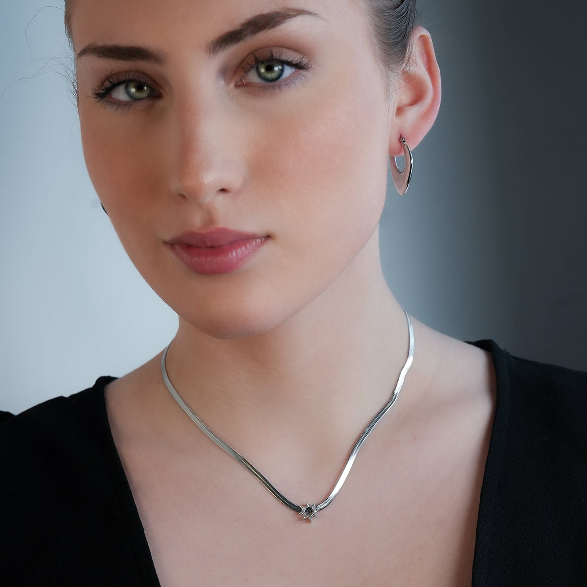 AGULHAS Or Blanc (Ton Argent) : Élégance Céleste - Collier Chaîne Peau de Serpent avec Pendentif Étoile Incrusté de Zirconium