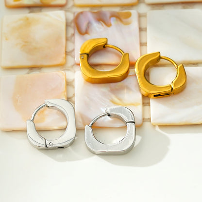 AIRA Gold : Boucles d'oreilles créoles carrées arrondies de style industriel chic