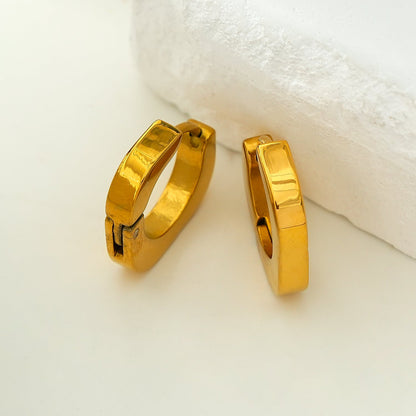 AIRA Gold : Boucles d'oreilles créoles carrées arrondies de style industriel chic