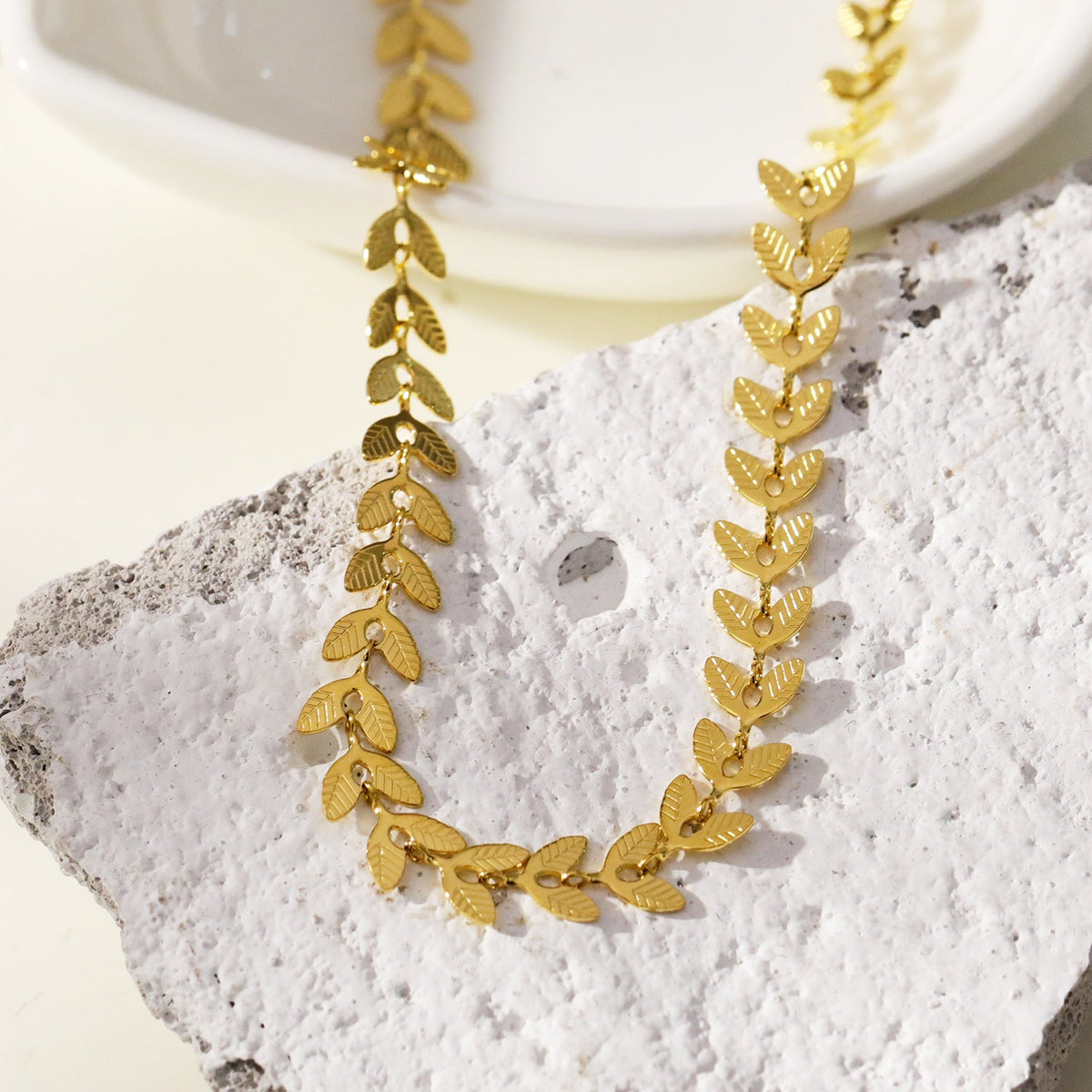ALALA Gold : Collier feuille embossée beauté botanique