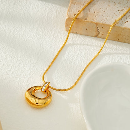 ALBASIMI : Chaîne peau de serpent avec fermoir serti d'oxydes de zirconium (CZ) et pendentif cercle asymétrique.