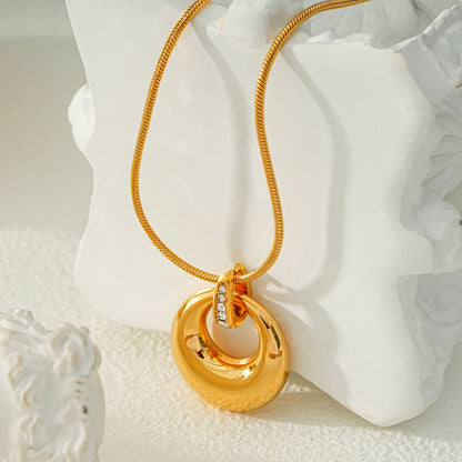 ALBASIMI : Chaîne peau de serpent avec fermoir serti d'oxydes de zirconium (CZ) et pendentif cercle asymétrique.