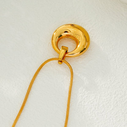 ALBASIMI : Chaîne peau de serpent avec fermoir serti d'oxydes de zirconium (CZ) et pendentif cercle asymétrique.