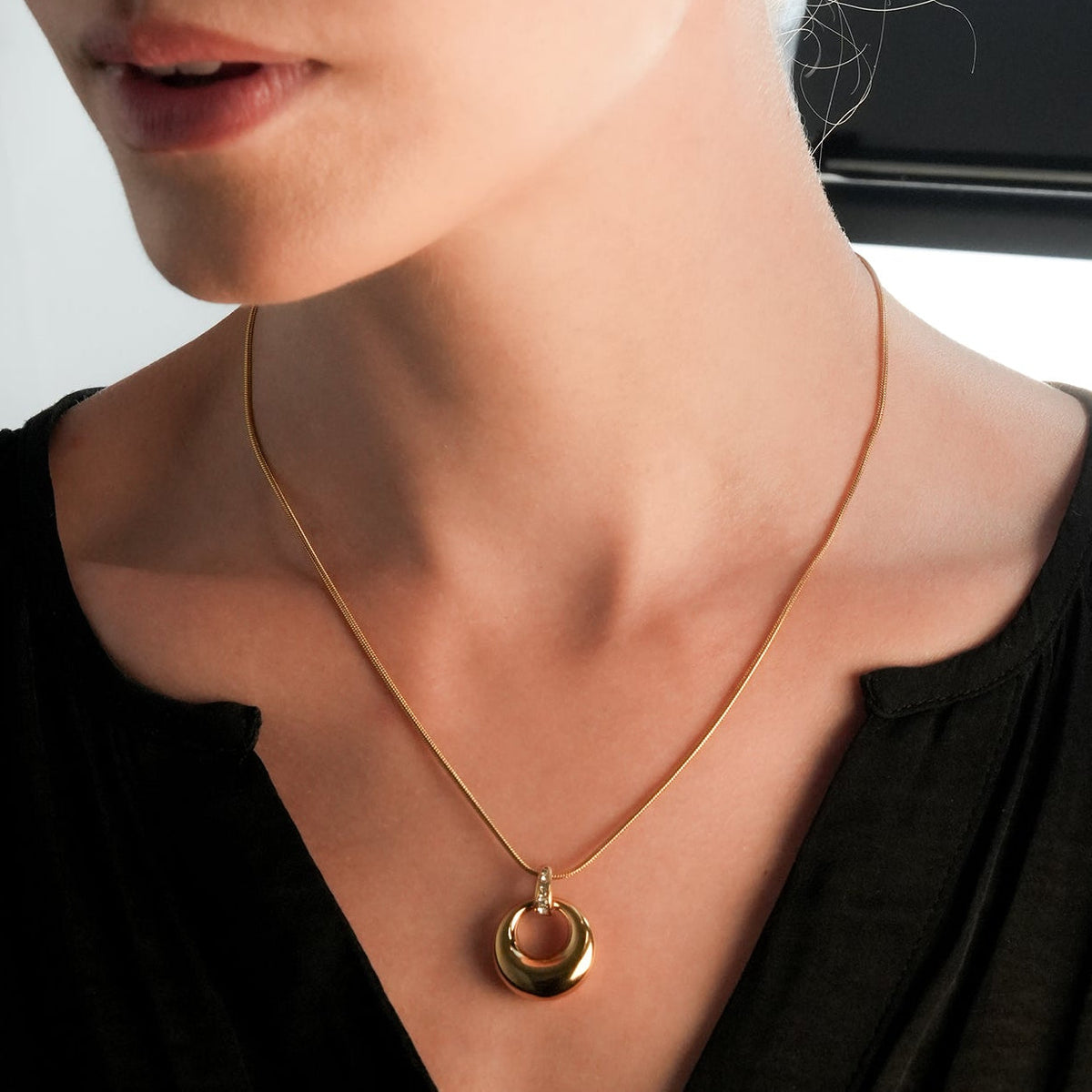 ALBASIMI : Chaîne peau de serpent avec fermoir serti d'oxydes de zirconium (CZ) et pendentif cercle asymétrique.