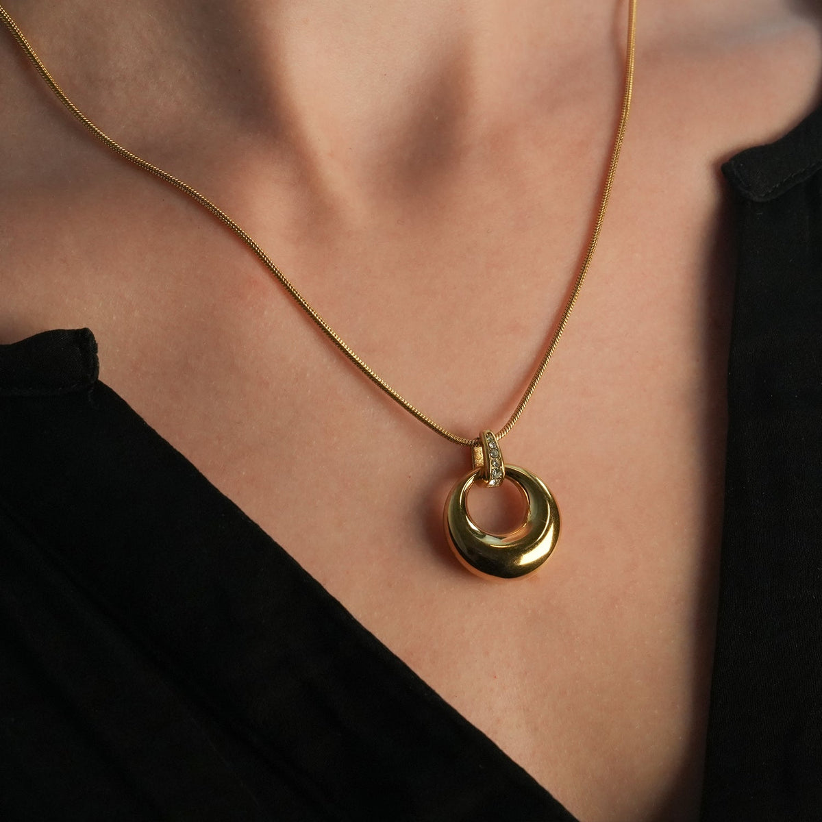 ALBASIMI : Chaîne peau de serpent avec fermoir serti d'oxydes de zirconium (CZ) et pendentif cercle asymétrique.