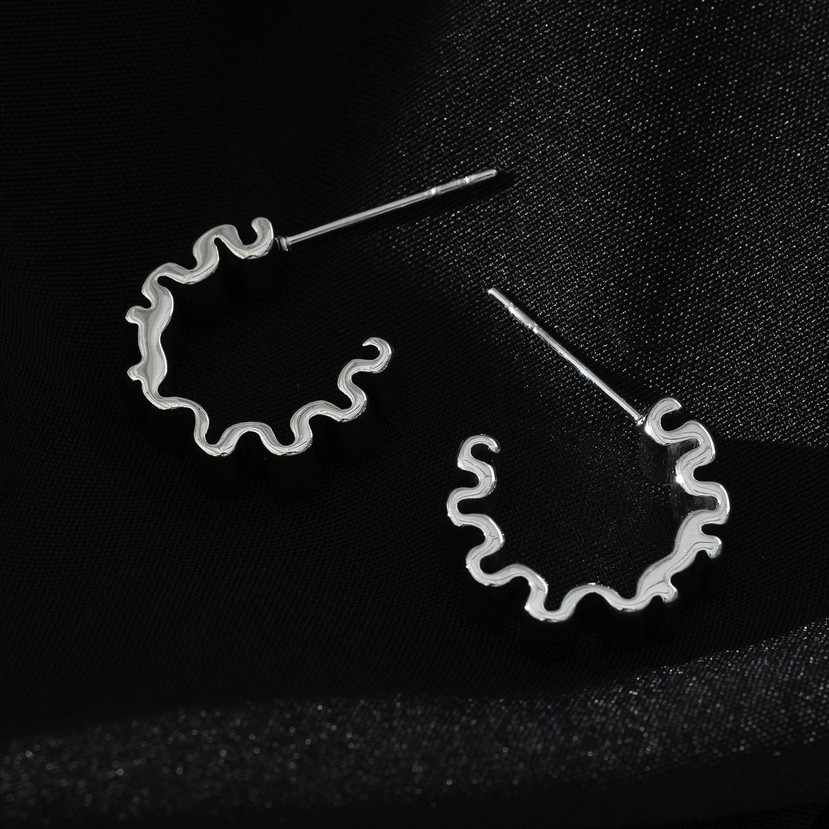 Style ALMORA : Boucles d'oreilles créoles torsadées d'inspiration rétro en or blanc (ton argenté)