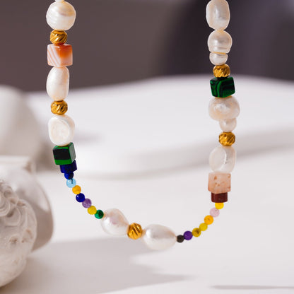 AMADIA : Le paradis retrouvé - Collier coloré avec perles dorées, pierres naturelles et perles d'eau douce