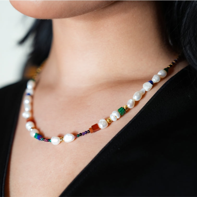 AMADIA : Le paradis retrouvé - Collier coloré avec perles dorées, pierres naturelles et perles d'eau douce