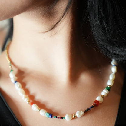 AMADIA : Le paradis retrouvé - Collier coloré avec perles dorées, pierres naturelles et perles d'eau douce