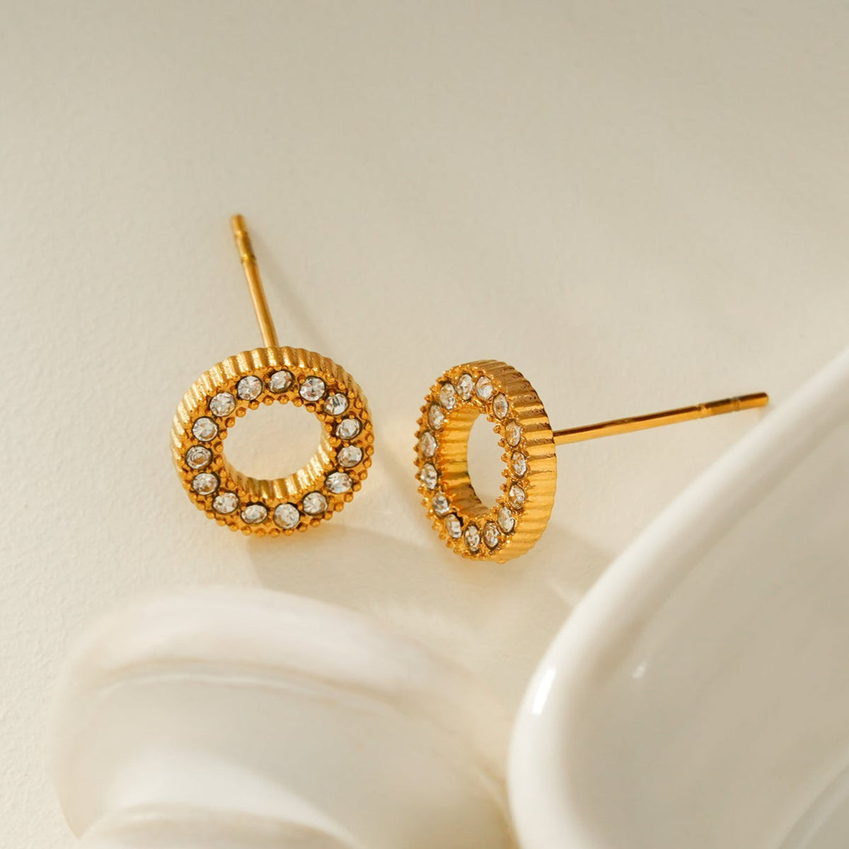 AMATOLE Or : Mini-boucles d'oreilles puces cercle radiant