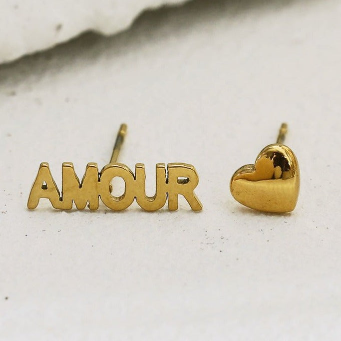 AMOUR & CŒUR – Boucles d'oreilles clous fantaisie (2 paires) en or.