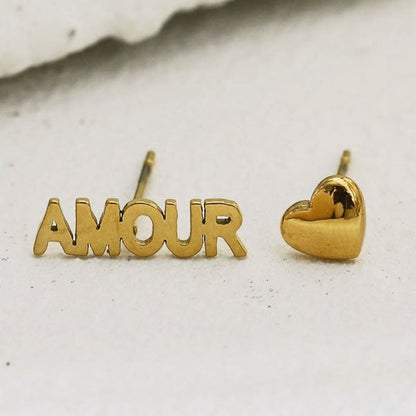 AMOUR & CŒUR – Boucles d'oreilles clous fantaisie (2 paires) en or.