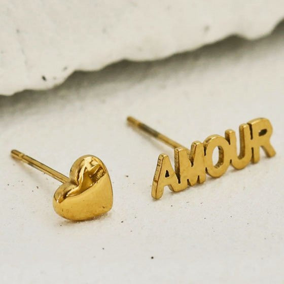 AMOUR & CŒUR – Boucles d'oreilles clous fantaisie (2 paires) en or.