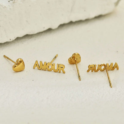 AMOUR & CŒUR – Boucles d'oreilles clous fantaisie (2 paires) en or.