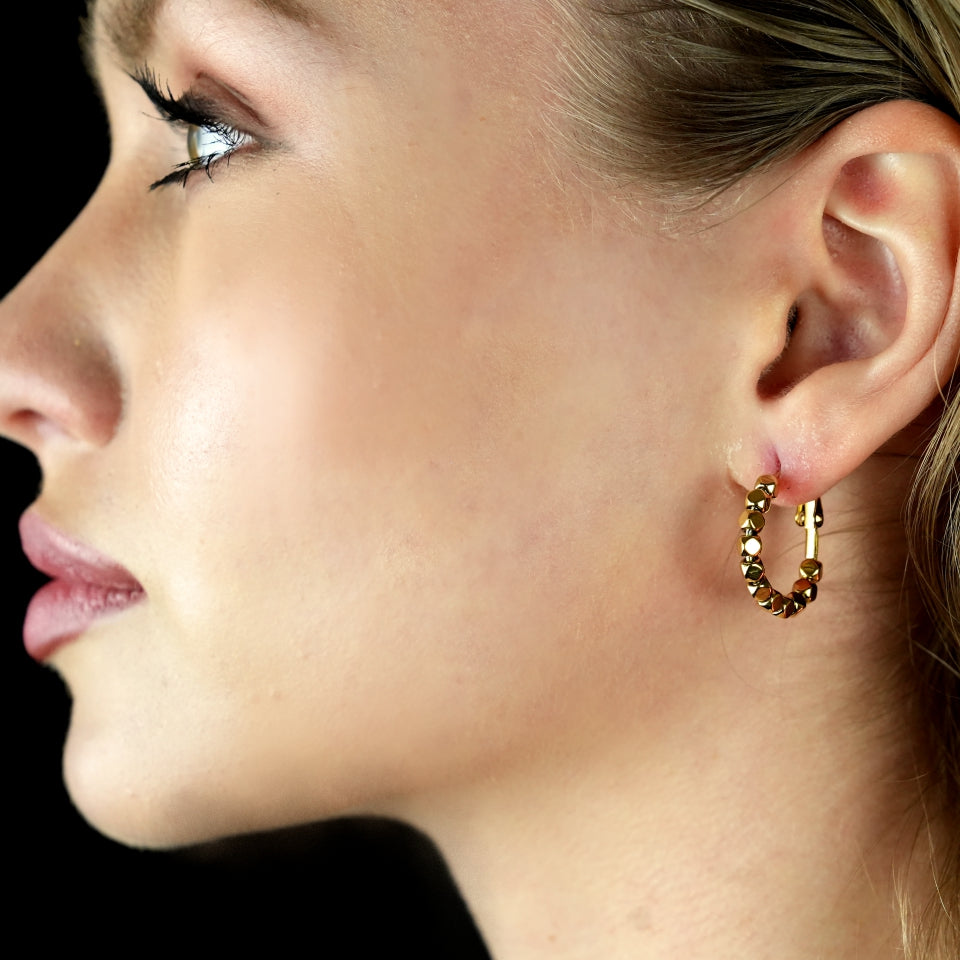 Boucles d'oreilles créoles carrées ANDALI en perles dorées