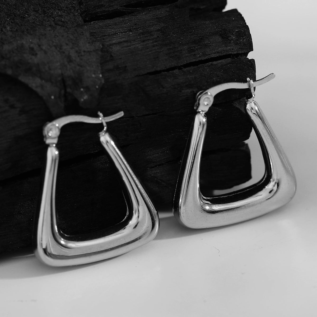 ANIKA : Boucles d'oreilles créoles mini chunky triangulaires or blanc (ton argent)