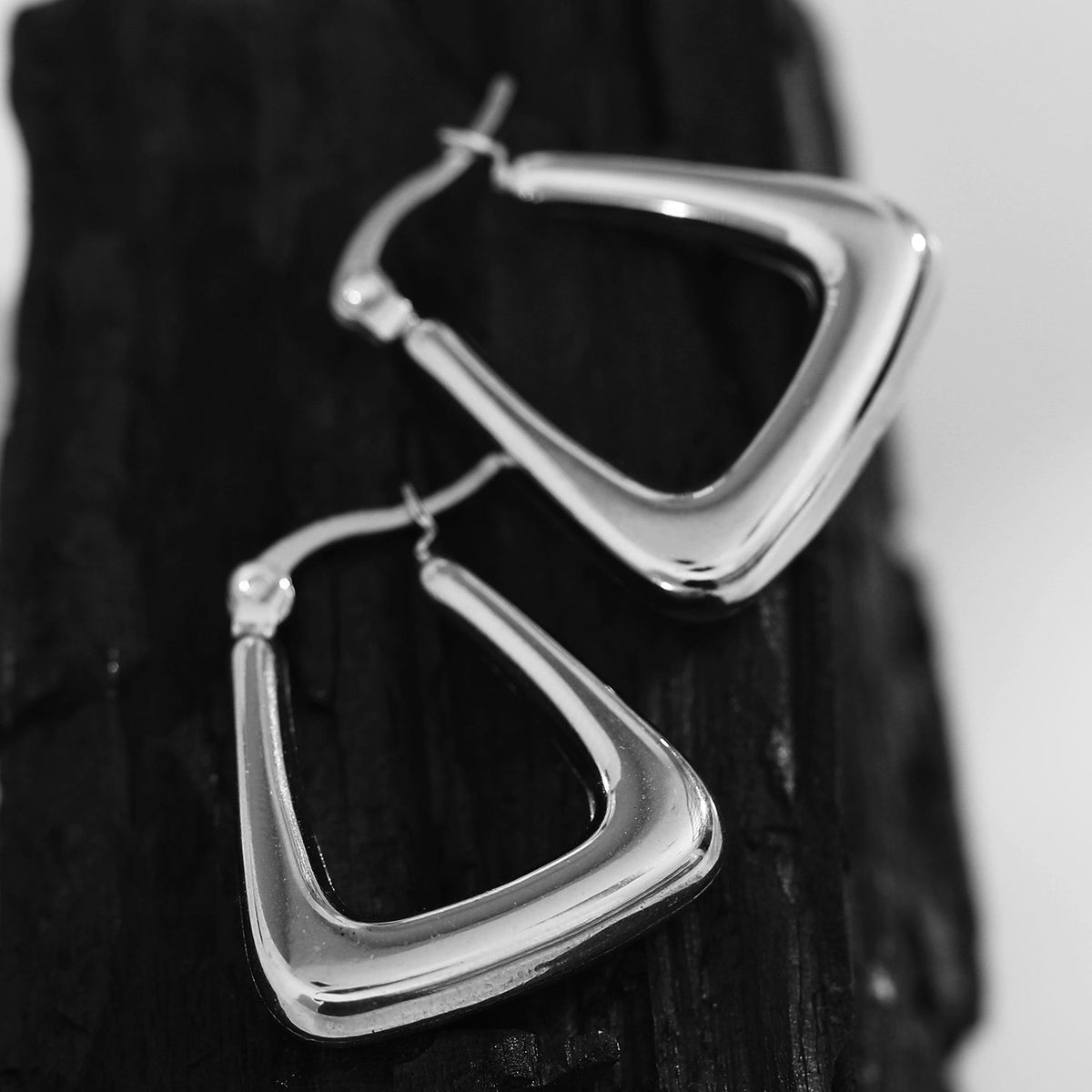 ANIKA : Boucles d'oreilles créoles mini chunky triangulaires or blanc (ton argent)