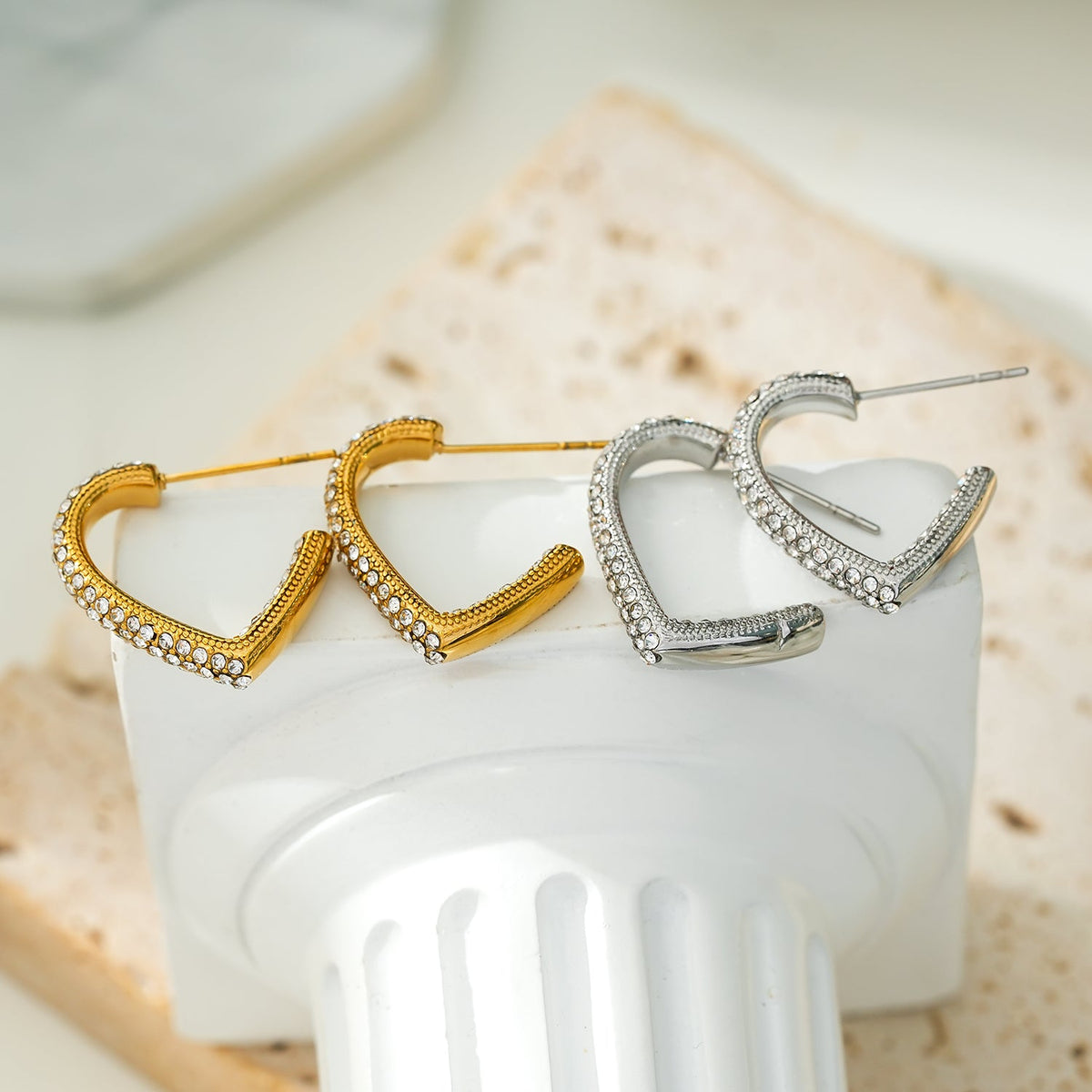 Style ANJAR Or : Créoles en forme de cœur incrustées de pierres précieuses en Zirconium