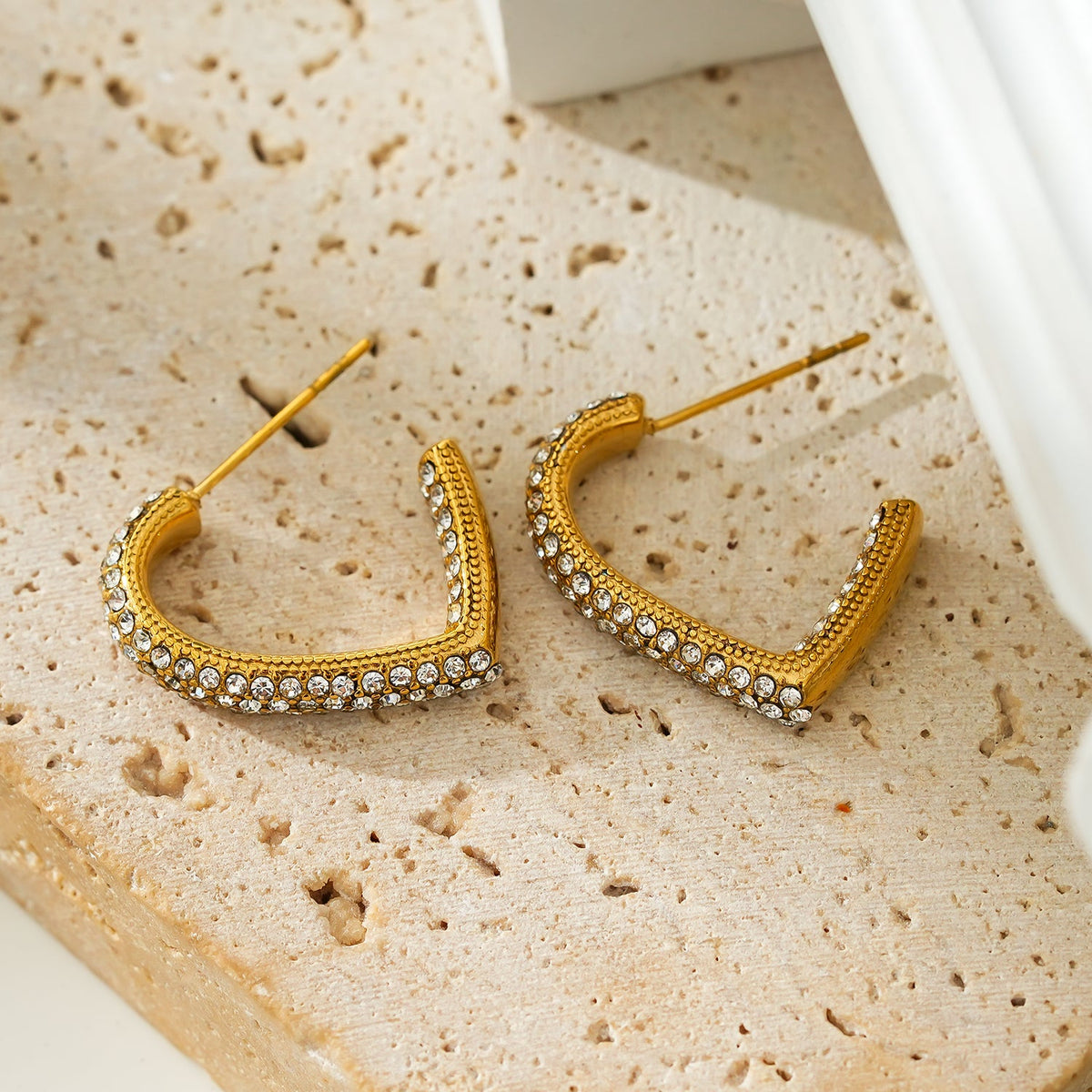 Style ANJAR Or : Créoles en forme de cœur incrustées de pierres précieuses en Zirconium