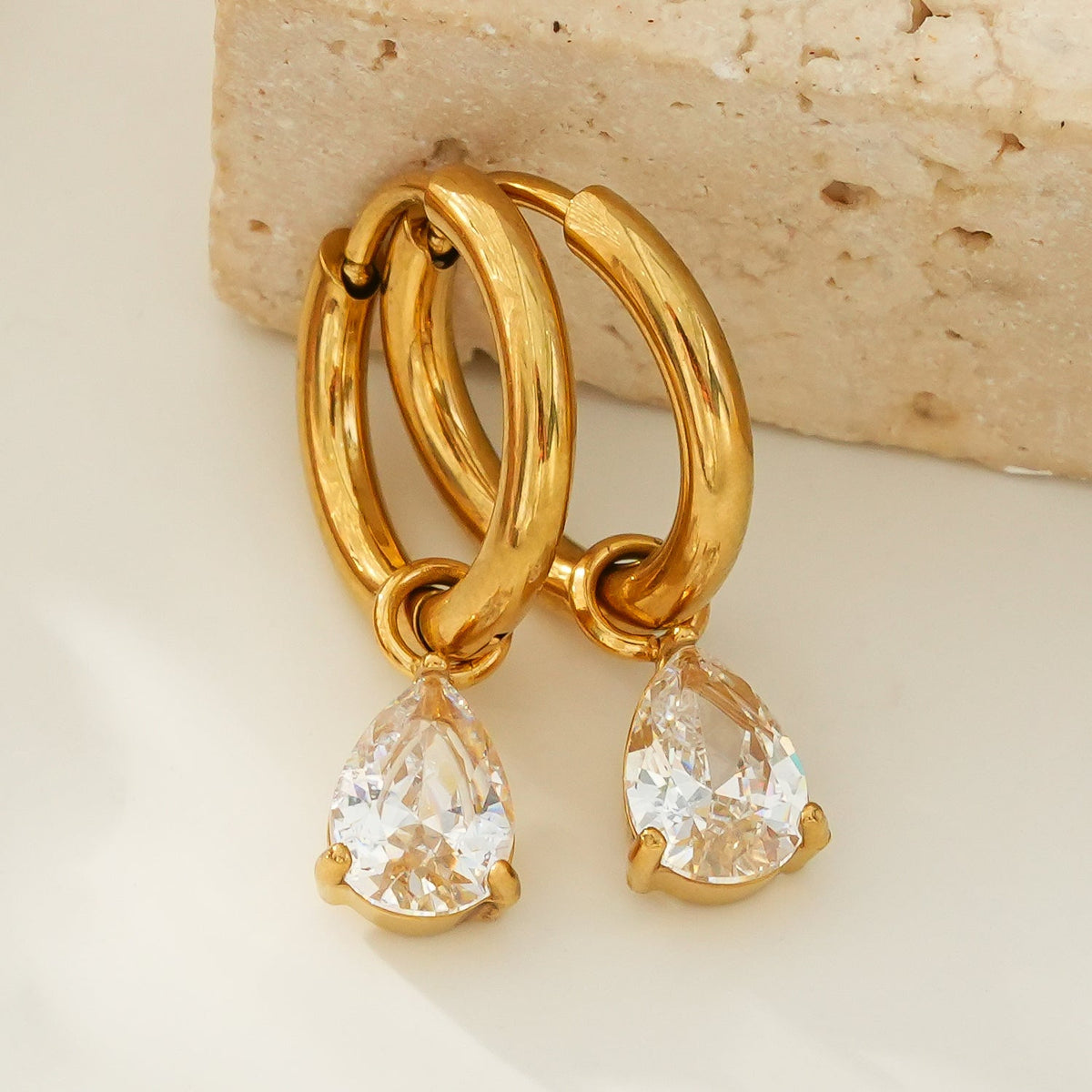 ANNAPOLIS Gold : Mini créoles d'inspiration vintage avec breloques perles et zircons