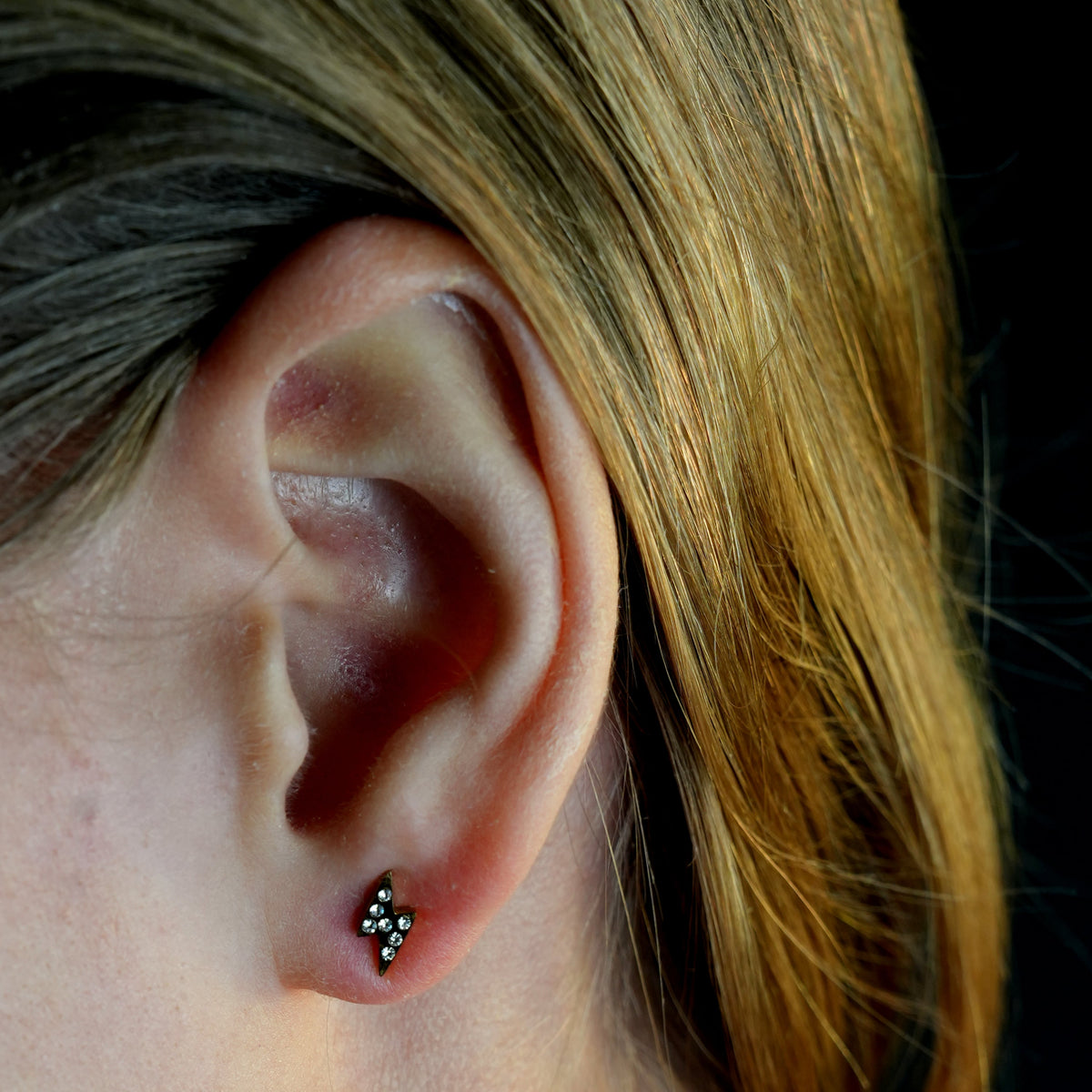 Boucles d'oreilles clous en zircone ANNELI « Zig-Zag »