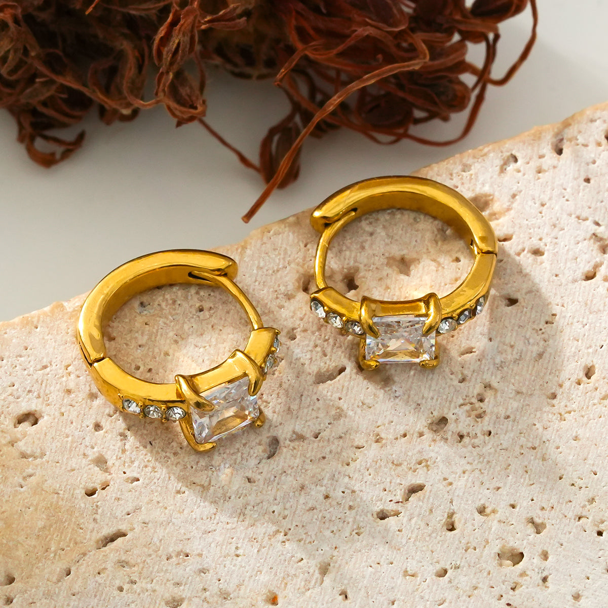 Style ASTORIA Or : Mini Créoles en Or avec Zircons Incrustés