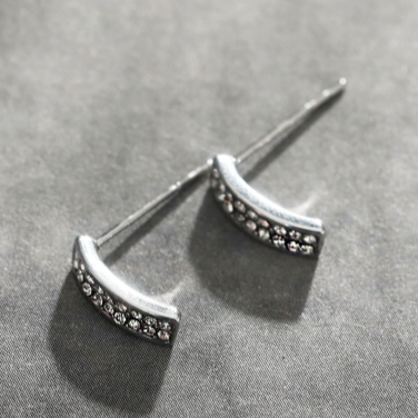 ASTRID : Boucles d'oreilles clous minimalistes, barre incurvée pavé oxyde de zirconium, argent
