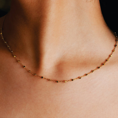 AURÉOLE : Chaîne quotidienne essentielle avec de délicates perles carrées dorées.