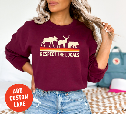 Sweat-shirt unisexe à col rond Respecte les locaux | Vêtements Lac | Vêtements de camping