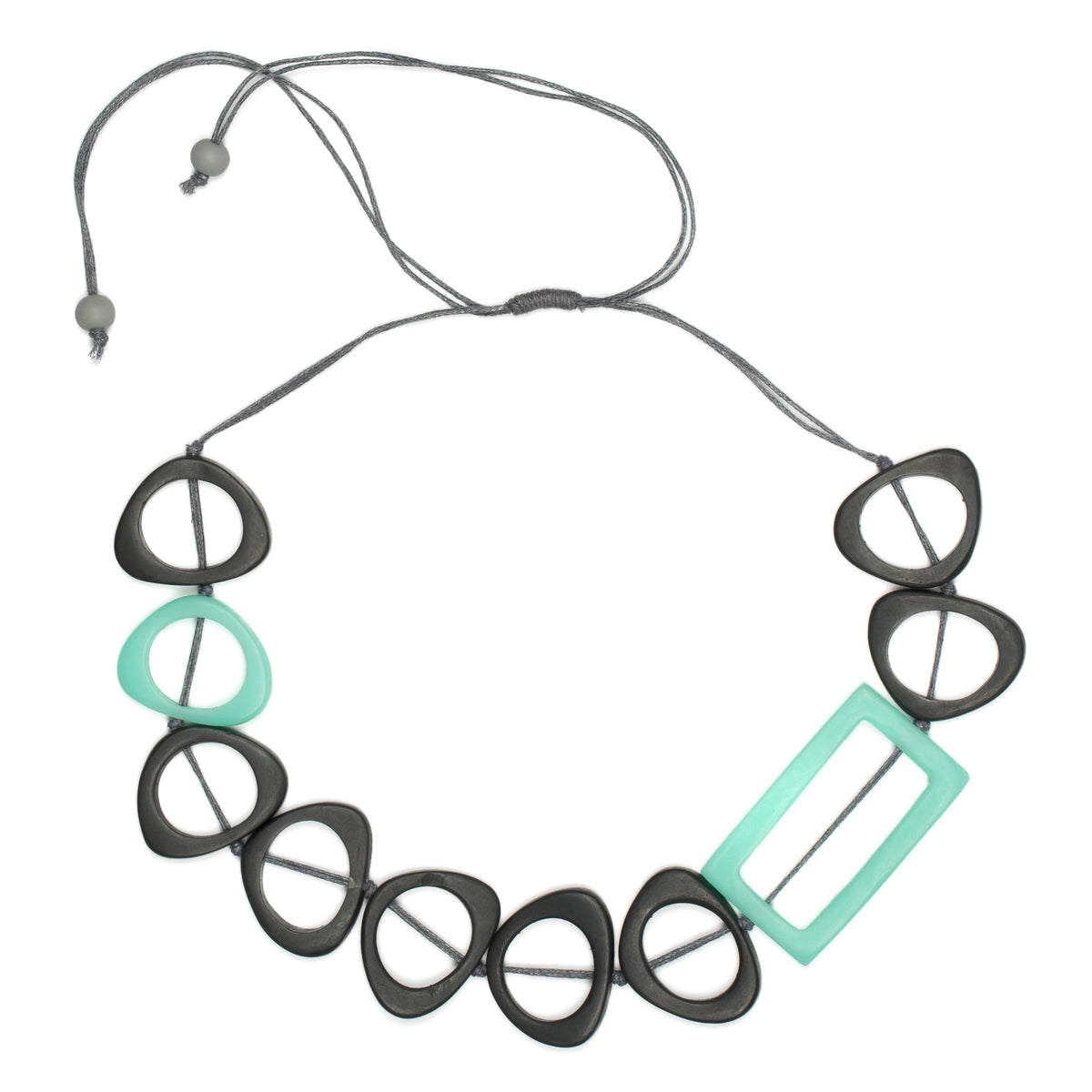 Collier rectangulaire avec pendentif en résine