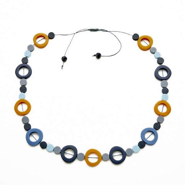 Long collier créateur perles résine et rondelles